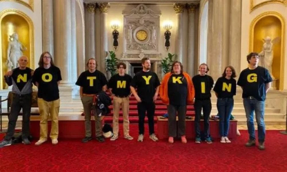 Διαδηλωτές κατά της μοναρχίας πραγματοποίησαν διαμαρτυρία μέσα στα Ανάκτορα του Μπάκιγχαμ
